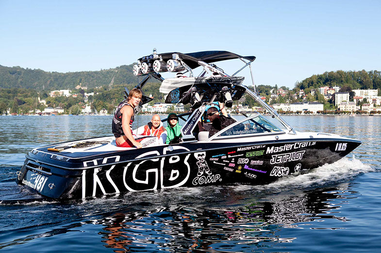 Wakeboard-Boot mit Crew auf dem Traunsee