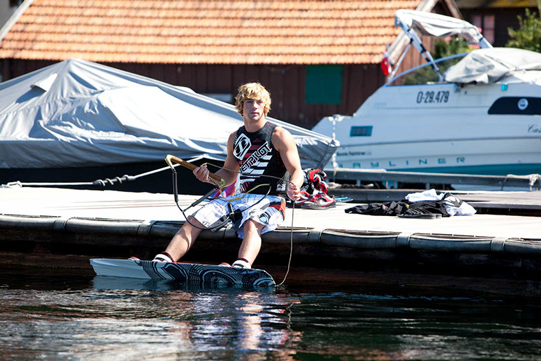 Wakeboarder startet vom Bootssteg