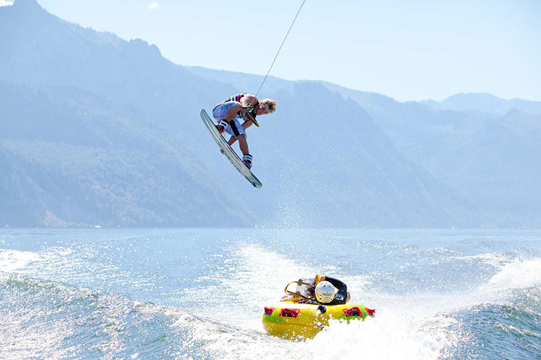 Wakeboard-Sprung vor dem Bergpanorama des Traunsees