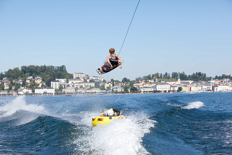 Wakeboard-Sprung vor der Kulisse von Gmunden