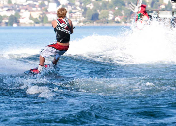 Wakeboarder zieht durch die Gischt