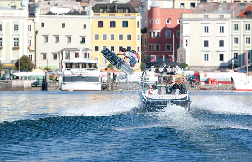 Wakeboarder vor der Altstadt von Gmunden