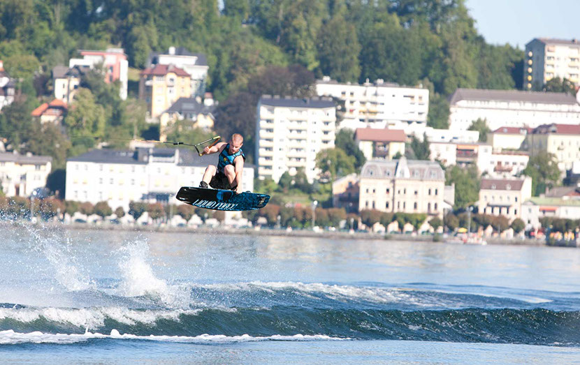 Wakeboarder auf dem Traunsee vor Gmunden
