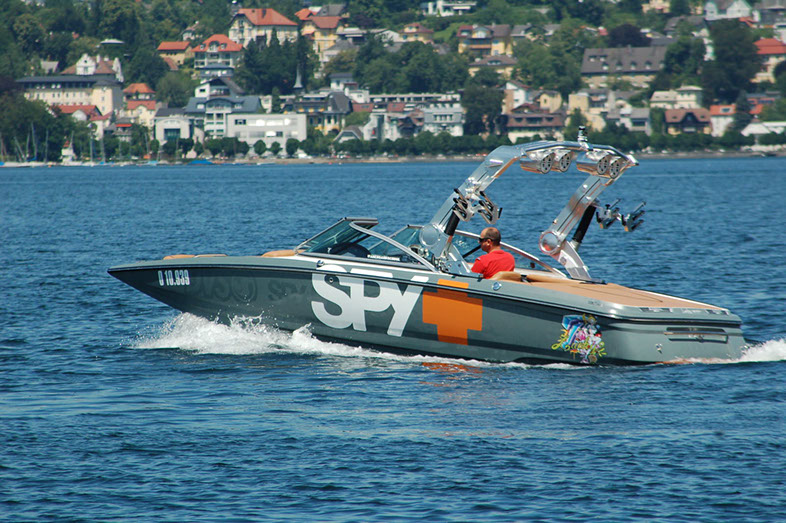 Wakeboard-Boot fährt über den Traunsee