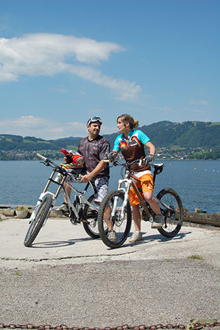 Zwei Mountainbiker an der Uferpromenade am Traunsee