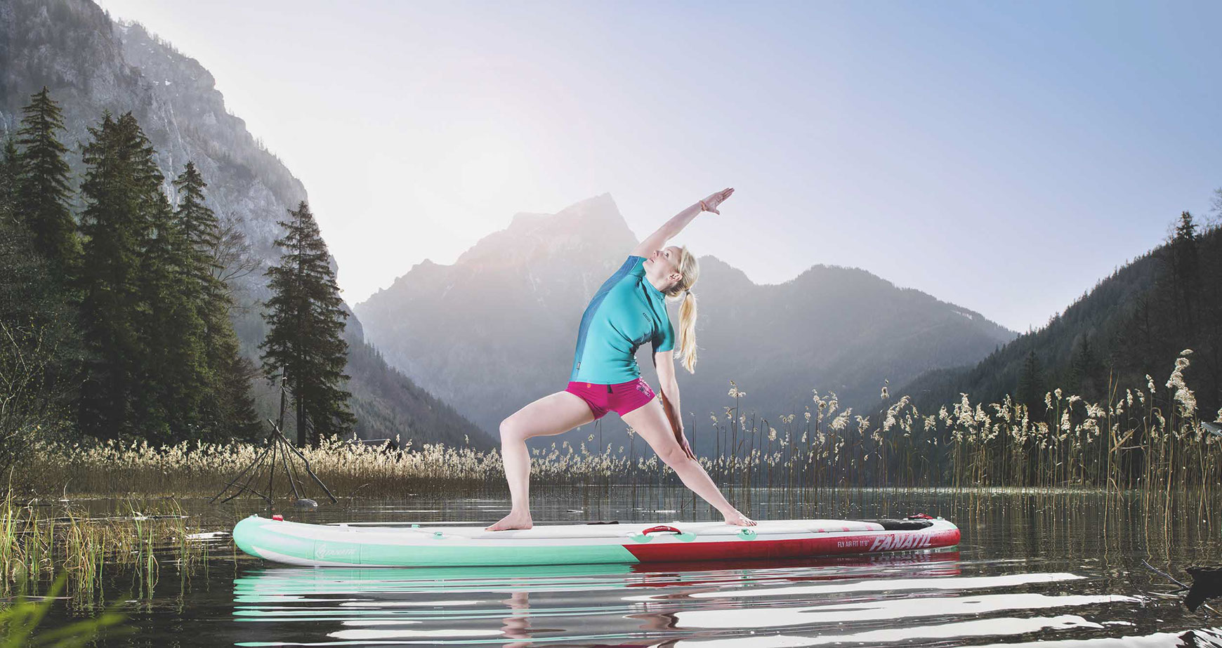 Yoga auf dem Stand-up-Paddle-Board auf einem Bergsee